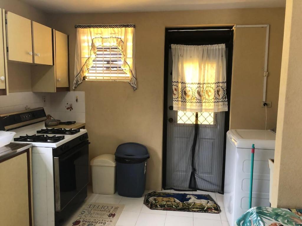 Donamae 2 Story Barbados House Βίλα Μπριτζτάουν Εξωτερικό φωτογραφία